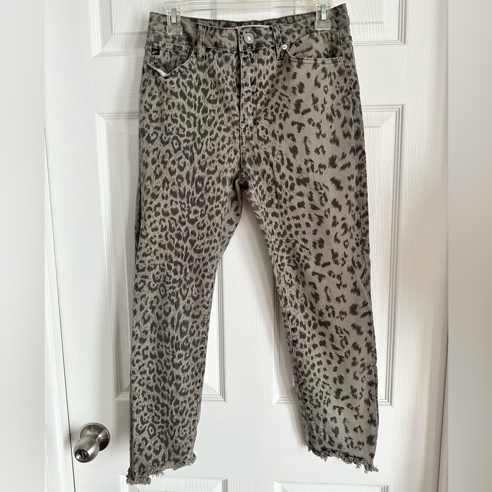 *SOLD* ☀️KanCan leopard jeans raw hem☀️
